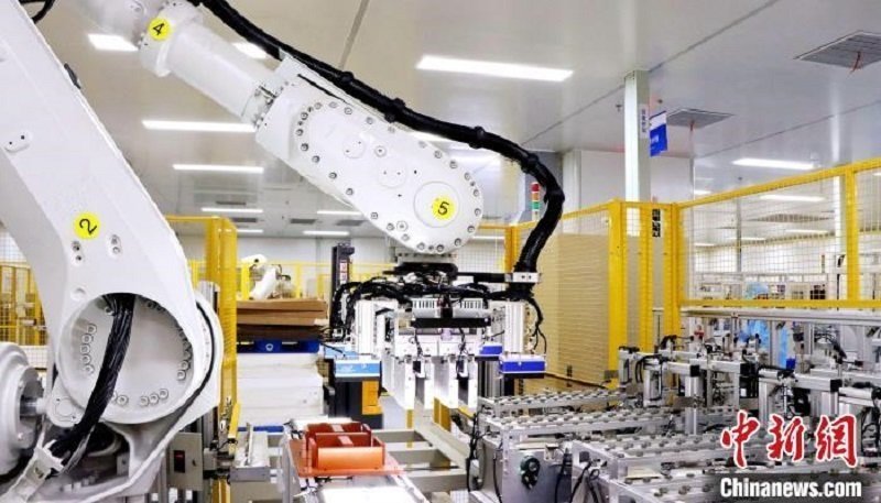 圖為資料圖，海辰儲能自動分檔打包機器人。?曾欣平供圖